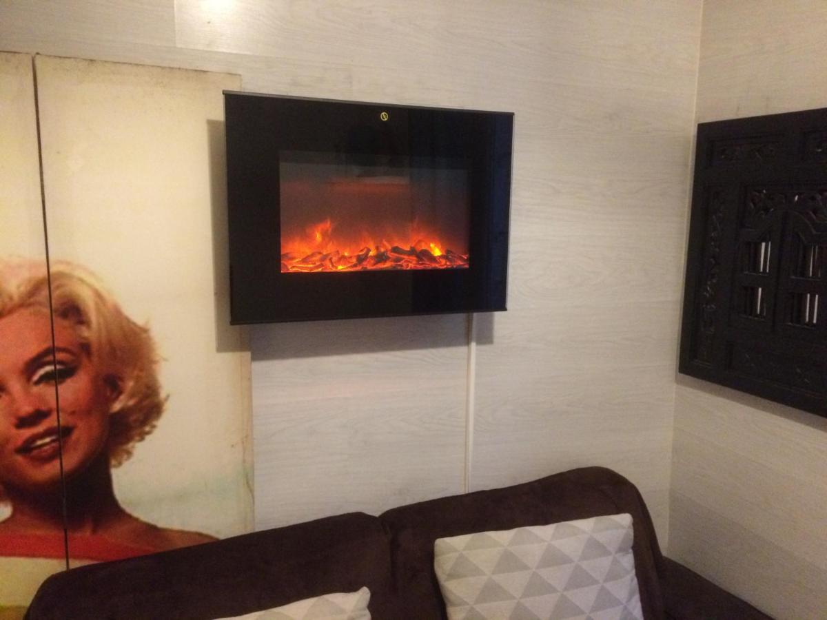 Studio "Maryline" Sejours Parisiens Abordables - Rez De Chaussee Sur Beau Patio Ombrage- Accessible Handcaps - Grand Canape-Lit Clic Clac 2 Places - Cuisine Equipee - Salle De Bains - 5 Minutes Du Metro Brochant Ligne 13,Bus 74 Et 31 ภายนอก รูปภาพ