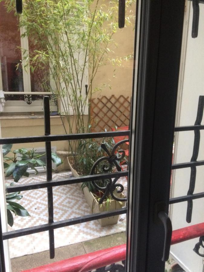 Studio "Maryline" Sejours Parisiens Abordables - Rez De Chaussee Sur Beau Patio Ombrage- Accessible Handcaps - Grand Canape-Lit Clic Clac 2 Places - Cuisine Equipee - Salle De Bains - 5 Minutes Du Metro Brochant Ligne 13,Bus 74 Et 31 ภายนอก รูปภาพ